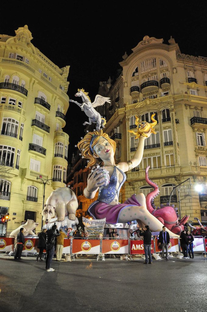 Falla en Valencia. La base la forman unos osos polares y una mujer sentada que representa al cosmos sostiene en una mano al sol y en la otra un meteorito. Sobre su cabeza está pegaso.